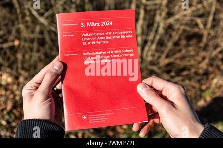 Das Abstimmungsheft zur eidgenössichen Volksabstimmung am 2. März 2024. (Eglisau, Schweiz, 25.02.2024) Stock Photo