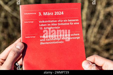 Das Abstimmungsheft zur eidgenössichen Volksabstimmung am 2. März 2024. (Eglisau, Schweiz, 25.02.2024) Stock Photo