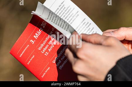 Das Abstimmungsheft zur eidgenössichen Volksabstimmung am 2. März 2024. (Eglisau, Schweiz, 25.02.2024) Stock Photo