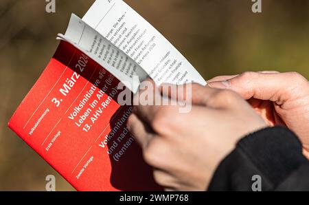 Das Abstimmungsheft zur eidgenössichen Volksabstimmung am 2. März 2024. (Eglisau, Schweiz, 25.02.2024) Stock Photo