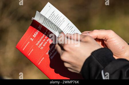 Das Abstimmungsheft zur eidgenössichen Volksabstimmung am 2. März 2024. (Eglisau, Schweiz, 25.02.2024) Stock Photo