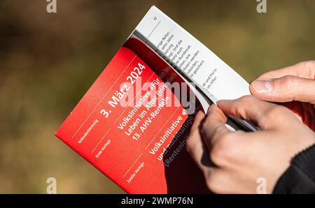 Das Abstimmungsheft zur eidgenössichen Volksabstimmung am 2. März 2024. (Eglisau, Schweiz, 25.02.2024) Stock Photo