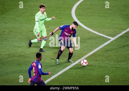 LUIS SUAREZ, BARCELONA FC, 2019: Luis Suarez shoots for goal under pressure. The final game of the La Liga 2018-19 season in Spain between Barcelona FC and Levante at Camp Nou, Barcelona on 27 April 2019. Barca won the game 1-0 with a second half Messi goal to clinch back-to-back La Liga titles and their eighth in 11 years. Stock Photo