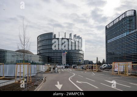 Moderne Architektur des Europäischen Parlaments , Politik, Frankreich, Straßburg, Grand Est, 27.02.2024, EU-Parlamentsgebäude in Straßburg, Flaggen im Vordergrund *** Modern architecture of the European Parliament, Politics, France, Strasbourg, Grand Est, 27 02 2024, EU Parliament building in Strasbourg, flags in the foreground Stock Photo