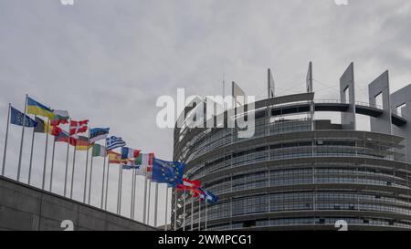 Moderne Architektur des Europäischen Parlaments , Politik, Frankreich, Straßburg, Grand Est, 27.02.2024, EU-Parlamentsgebäude in Straßburg, Flaggen im Vordergrund *** Modern architecture of the European Parliament, Politics, France, Strasbourg, Grand Est, 27 02 2024, EU Parliament building in Strasbourg, flags in the foreground Stock Photo