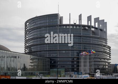 Moderne Architektur des Europäischen Parlaments , Politik, Frankreich, Straßburg, Grand Est, 27.02.2024, EU-Parlamentsgebäude in Straßburg, Flaggen im Vordergrund *** Modern architecture of the European Parliament, Politics, France, Strasbourg, Grand Est, 27 02 2024, EU Parliament building in Strasbourg, flags in the foreground Stock Photo