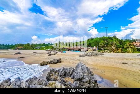 Extremely Beautiful Huge Big Surfer Waves On The Beach In Zicatela Puerto Escondido Oaxaca Mexico. Stock Photo