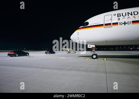 Christian Lindner FDP, Bundesminister der Finanzen, aufgenommen beim Betreten eines Flugzeuges der Flugbereitschaft der Bundeswehr, anlaesslich der Reise von Bundesfinanzminister Christian Lindner nach Sao Paulo, Brasilien zum Treffen der G7 Finanzminister und Notenbankgouverneure, am Flughafen BER in Berlin, 27.02.2024. Fotografiert im Auftrag des Bundesministerium der Finanzen BMF Berlin Deutschland *** Christian Lindner FDP , Federal Minister of Finance, photographed while boarding an airplane of the Bundeswehr Air Force, on the occasion of the trip of Federal Minister of Finance Christian Stock Photo