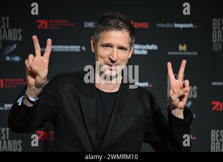Munich, Germany. 27th Feb, 2024. Presenter Andreas Türck stands on the white carpet at the gala for the Best Brands Awards 2024, Hotel 'Bayerischer Hof'. Credit: Felix Hörhager/dpa/Alamy Live News Stock Photo
