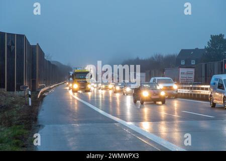 240228LKWUnfall News ID: EN 2024-02-28 LKW stürzt auf A72 um  Fahrer bleibt unverletzt, Dieselkraftstoff ausgetreten A72 Höhe Leukersdorf. Auf der A72 in Richtung Hof hat sich am Mittwochmorgen gegen 6 Uhr, zwischen den Anschlussstellen Chemnitz-Süd und Stollberg-Nord, ein LKW-Unfall ereignet. Der Fahrer des MAN war in Richtung Hof unterwegs, als er aus noch ungeklärter Ursache kurz nach dem Rastplatz Neukirchner Wald nach rechts von der Autobahn abkam, in einen Straßengraben fuhr und anschließend umkippte. Dabei wurde eine Leitplanke auf einer Länge von 50 Meter beschädigt. Auch eine Notrufsä Stock Photo