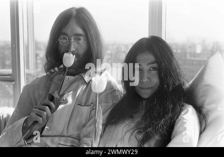 Amsterdam, Netherlands. March 25, 1969.  John Lennon and his wife Yoko Ono on their honeymoon in Amsterdam. John Lennon and Yoko Ono in bed at the Hilton Hotel, during their bed-in for peace in Amsterdam Stock Photo