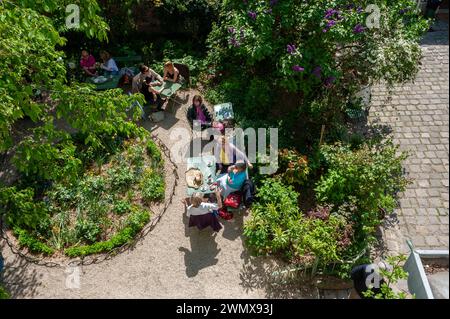 Paris, France, Aerial Medium Crowd People, women, Tourists, Sharing Drinks, Romantic Museum,  'Musee de la Vie Romantique' , French Cafe in Garden Stock Photo