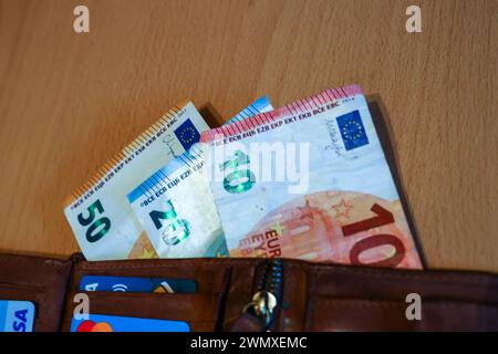 Geldbörse mit Euroscheine *** Wallet with euro bills Copyright: xLobeca/RHx Stock Photo