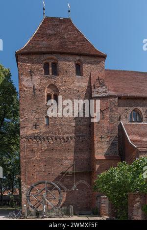 Church of the former convent of the Benedictine nuns 13th century, in front medieval crane wheel for lifting building materials, Kirchpl. 1A, Rehna Stock Photo