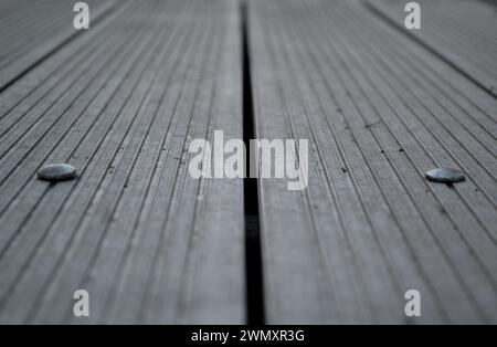 The lines that create the texture of the bench in perspective Stock Photo