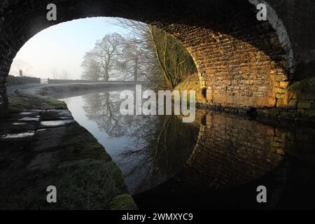 Newton Bridge (no. 164) over the Leeds-Liverpool canal near Bank Newton, Gargrave, North Yorkshire. Stock Photo