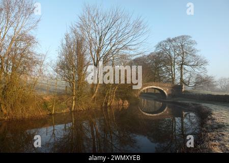 Newton Bridge (no. 164) over the Leeds-Liverpool canal near Bank Newton, Gargrave, North Yorkshire. Stock Photo