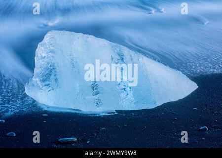 Iceland, South Coast, Austurland region, Jökulsárlón glacial lagoon, Diamond beach or diamond beach, icebergs of Breiðamerkurjökull on the volcanic black sand beach Stock Photo