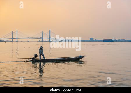 Vietnam, Mekong Delta, Vinh Long province, An Binh Island, fisherman on the Mekong river, My Thuan bridges in the background Stock Photo