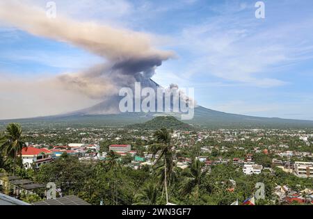 Cloud of smoke & pyroclastic flow sweep down the flanks of Mayon volcano in eruption, Legazpi, Philippines, nuée ardente, pyroclastic density current Stock Photo