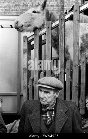 Southall weekly Wednesday horse market 1980s London. A older gypsy man wearing a traditionally tied neckerchief  flat tweed cap. Patrick Joseph Dunne. Southall, West London, Ealing, England 1983  UK HOMER SYKES Stock Photo