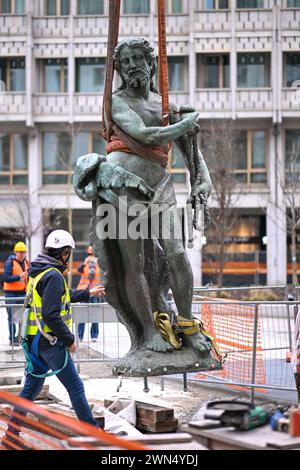 Milano, Italia. 29th Feb, 2024. Foto Stefano Porta/LaPresse29-02-2024, Milano, Italia - Cronaca - La Statua di Cristo viene ricollocata sulla colonna del Verziere dopo i lavori di restauri in occasione dei lavori per la realizzazione della M4 e la riqualificazione di Largo Augusto February 29, 2024, Milan, Italy - News - The Statue of Christ is relocated on the Verziere column after the restoration work during the construction of the M4 and the redevelopment of Largo Augusto Credit: LaPresse/Alamy Live News Stock Photo