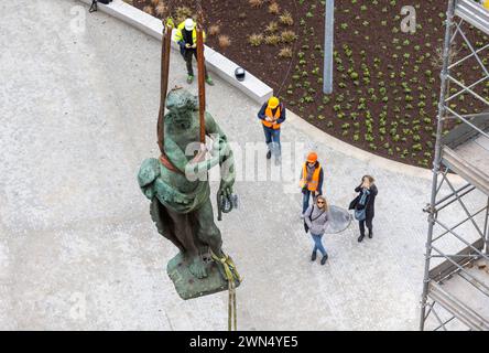 Milano, Italia. 29th Feb, 2024. Foto Stefano Porta/LaPresse29-02-2024, Milano, Italia - Cronaca - La Statua di Cristo viene ricollocata sulla colonna del Verziere dopo i lavori di restauri in occasione dei lavori per la realizzazione della M4 e la riqualificazione di Largo Augusto February 29, 2024, Milan, Italy - News - The Statue of Christ is relocated on the Verziere column after the restoration work during the construction of the M4 and the redevelopment of Largo Augusto Credit: LaPresse/Alamy Live News Stock Photo