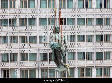 Milano, Italia. 29th Feb, 2024. Foto Stefano Porta/LaPresse29-02-2024, Milano, Italia - Cronaca - La Statua di Cristo viene ricollocata sulla colonna del Verziere dopo i lavori di restauri in occasione dei lavori per la realizzazione della M4 e la riqualificazione di Largo Augusto February 29, 2024, Milan, Italy - News - The Statue of Christ is relocated on the Verziere column after the restoration work during the construction of the M4 and the redevelopment of Largo Augusto Credit: LaPresse/Alamy Live News Stock Photo