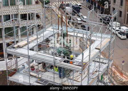 Milano, Italia. 29th Feb, 2024. Foto Stefano Porta/LaPresse29-02-2024, Milano, Italia - Cronaca - La Statua di Cristo viene ricollocata sulla colonna del Verziere dopo i lavori di restauri in occasione dei lavori per la realizzazione della M4 e la riqualificazione di Largo Augusto February 29, 2024, Milan, Italy - News - The Statue of Christ is relocated on the Verziere column after the restoration work during the construction of the M4 and the redevelopment of Largo Augusto Credit: LaPresse/Alamy Live News Stock Photo