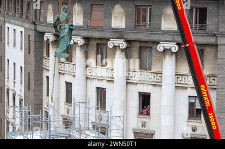 Milano, Italia. 29th Feb, 2024. Foto Stefano Porta/LaPresse29-02-2024, Milano, Italia - Cronaca - La Statua di Cristo viene ricollocata sulla colonna del Verziere dopo i lavori di restauri in occasione dei lavori per la realizzazione della M4 e la riqualificazione di Largo Augusto February 29, 2024, Milan, Italy - News - The Statue of Christ is relocated on the Verziere column after the restoration work during the construction of the M4 and the redevelopment of Largo Augusto Credit: LaPresse/Alamy Live News Stock Photo