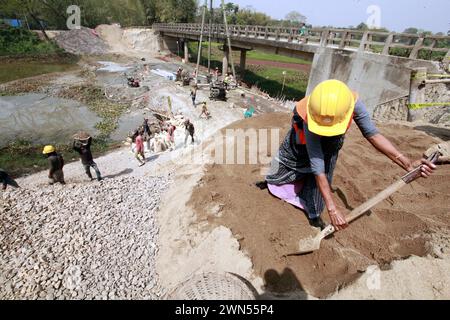 February 29, 2024, Dhaka, Bangladesh: Women bricklayers working  in the rehabilitation of a bridge in Keraniganj, Dhaka district under the Program for Supporting Rural Bridges (SupRB).on February 29 , 2024 in Dhaka, Bangladesh (Photo by S A Masum / Eyepix Group/Sipa USA) Stock Photo