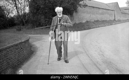 circa 1950, historical, the English journalist and author J W Robertson Scott, Idbury, Oxford, England, UK. Born in 1866 in Wigton Cumberland, he was the founder in 1927 of the magazine, The Countryman, which published articles and reviews of rural life and the British countryside. In 1947 his work was recognised when he was made a Member of the Order of the Companions of Honour and in 1949 awarded an honorary MA from Oxford University. His book, England's Green and Pleasant Land, written in 1925, became a best-seller. Stock Photo