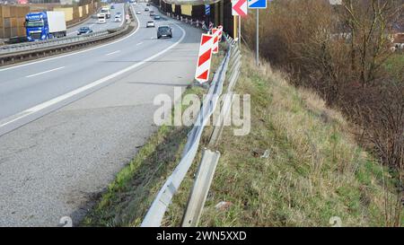 RECORD DATE NOT STATED Bautzen - Unfall mit hohem Sachschaden und Sperrung der Autobahn 23.02.2024 BAB4 Fotograf: LausitzNews.de/ Tim Kiehle BAB 4, Dresden - Görlitz, zwischen Salzenforst und Bautzen-West 22.02.2024, 23:20 Uhr Vermutlich ein technischer Defekt hat in der Nacht zu Freitag zu einem schweren Verkehrsunfall auf der A 4 geführt. Ein 40-jähriger Este war mit seinem Schwerlasttransport, mit einer 12 Tonnen schweren Landwirtschaftsmaschine beladen, in Richtung Görlitz unterwegs. Kurz vor der Abfahrt Bautzen-West machte sich scheinbar die Lenkung des Aufliegers selbstständig, sodass de Stock Photo