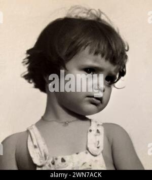 1951 c., Venezia , ITALY : The most celebrated italian Pop singer PATTY PRAVO ( born Nicoletta Strambelli , in Venice , 9 april 1948 ) at sea , when was a young boy aged 3 . Unknown photographer . - HISTORY  - FOTO STORICHE -personalità da bambino bambini  bambina da giovane - personality personalities when was young little girl - INFANZIA - CHILDHOOD - BAMBINO - BAMBINI - CHILDREN - CHILD - POP MUSIC - MUSICA - cantante --- ARCHIVIO GBB Stock Photo