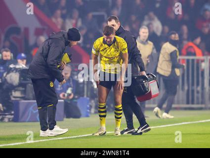 Eindhoven, Niederlande. 20th Feb, 2024. firo: 02/20/2024, football, soccer, UEFA CHAMPIONS LEAGUE, season 2023/2024, UCL, CL, round of 16, PSV Eindhoven - BVB, Borussia Dortmund 1:1 Niclas FULLKRUG, BVB injury, treatment Credit: dpa/Alamy Live News Stock Photo