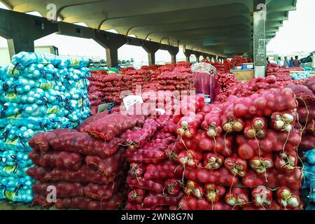 Sacks of red onions and garlic are in the wholesale market at Dammam,Saudi Arabia, for sale. City: Dammam, Saudi Arabia Stock Photo