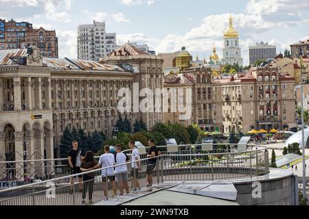 Kiew, Ukraine - Blick vom Maidan auf den Glockenturm der Sophienkathedrale 28.07.2023, Kiew, Ukraine, UA - Blick vom Maidan auf den Glockenturm der Sophienkathedrale. Bauwerke im stalinistischen Stil. Im Vordergrund steht eine Gruppe junger Menschen zusammen. Kiew Kiew Ukraine *** Kiev, Ukraine View from the Maidan to the bell tower of St. Sophia Cathedral 28 07 2023, Kiev, Ukraine, UA View from the Maidan to the bell tower of St. Sophia Cathedral Stalinist-style buildings In the foreground, a group of young people stand together Kiev Kiev Ukraine Stock Photo