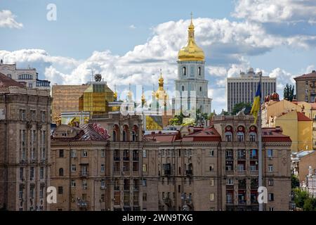 Kiew, Ukraine - Blick vom Maidan auf den Glockenturm der Sophienkathedrale 28.07.2023, Kiew, Ukraine, UA - Blick vom Maidan auf den Glockenturm der Sophienkathedrale. Im Vordergrund Bauwerke im stalinistischen Stil. Kiew Kiew Ukraine *** Kiev, Ukraine View from the Maidan to the bell tower of St. Sophia Cathedral 28 07 2023, Kiev, Ukraine, UA View from the Maidan to the bell tower of St. Sophia Cathedral In the foreground buildings in Stalinist style Kiev Kiev Ukraine Stock Photo