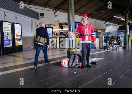 Big Issue seller at Christmas, Melbourne, Victoria, Australia Stock Photo