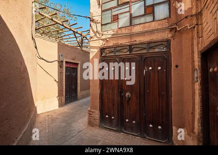 Front door of a traditional Iranian house on a narrow street in the old town of Yazd, Iran. Stock Photo