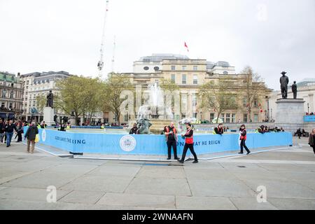 Fountains are cordoned off as people gather to view the coronation of King Charles III in Trafalgar Square, London, ahead of the ceremony. Stock Photo