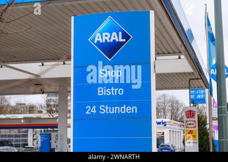Augsburg, Bavaria, Germany - March 1, 2024: Aral gas station logo with store in Augsburg *** Aral Tankstelle Logo mit Shop in Augsburg Stock Photo