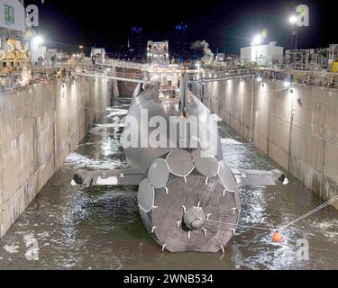 KITTERY, Maine (Feb. 20, 2024) The Virginia-class attack submarine USS Texas (SSN 775) prepares to undock from Drydock #3 Stock Photo