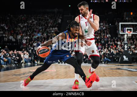 Decines-Charpieu, France, France. 1st Mar, 2024. Paris LEE of ASVEL and Giampaolo RICCI of Milan during the Turkish Airlines EuroLeague match between LDLC ASVEL Villeurbanne and EA7 Emporio Armani Milan at LDLC Arena on March 01, 2024 in Decines-Charpieu near Lyon, France. (Credit Image: © Matthieu Mirville/ZUMA Press Wire) EDITORIAL USAGE ONLY! Not for Commercial USAGE! Stock Photo