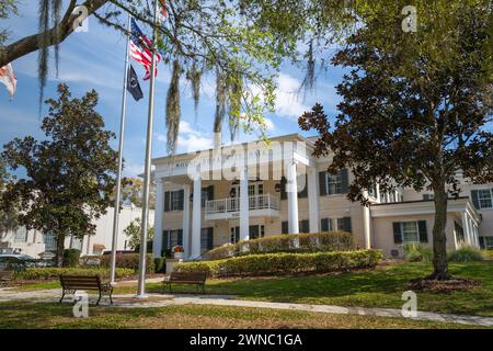 Mount Dora, Florida city hall downtown Stock Photo - Alamy