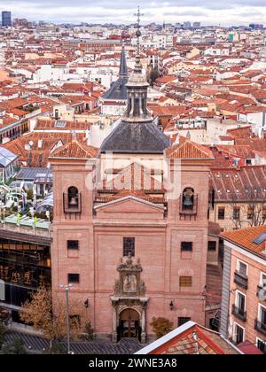Vista aérea de la iglesia de San Martín de Tours desde una azotea de la Gran Vía. Madrid. España Stock Photo