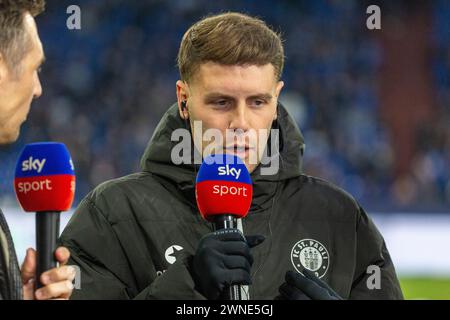 sports, football, 2. Bundesliga, 2023/2024, FC Schalke 04 vs. FC St. Pauli Hamburg 3-1, Veltins Arena Gelsenkirchen, head coach Fabian Marc Huerzeler (Pauli) interviewed by Sky, DFL REGULATIONS PROHIBIT ANY USE OF PHOTOGRAPHS AS IMAGE SEQUENCES AND/OR QUASI-VIDEO Stock Photo