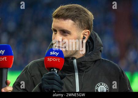 sports, football, 2. Bundesliga, 2023/2024, FC Schalke 04 vs. FC St. Pauli Hamburg 3-1, Veltins Arena Gelsenkirchen, head coach Fabian Marc Huerzeler (Pauli) interviewed by Sky, DFL REGULATIONS PROHIBIT ANY USE OF PHOTOGRAPHS AS IMAGE SEQUENCES AND/OR QUASI-VIDEO Stock Photo