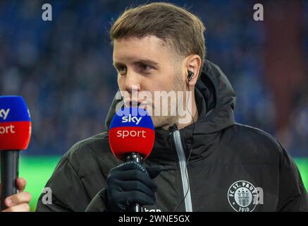 sports, football, 2. Bundesliga, 2023/2024, FC Schalke 04 vs. FC St. Pauli Hamburg 3-1, Veltins Arena Gelsenkirchen, head coach Fabian Marc Huerzeler (Pauli) interviewed by Sky, DFL REGULATIONS PROHIBIT ANY USE OF PHOTOGRAPHS AS IMAGE SEQUENCES AND/OR QUASI-VIDEO Stock Photo