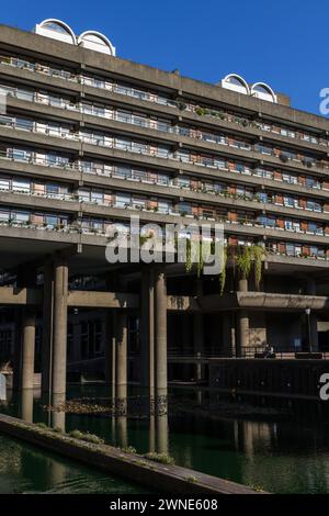 Defoe House apartment block, part of the Barbican Estate. The estate is a prominent example of British brutalist architecture designed by Chamberlin, Stock Photo